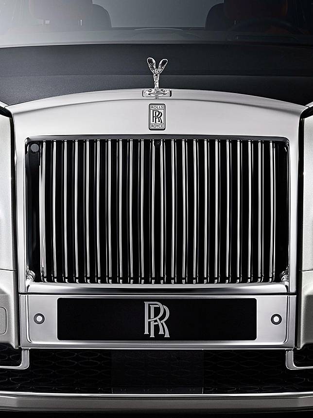 Rolls-Royce的設計師將此神殿的「神」與「形」融入水箱護罩的設計當中，應用黃金比例於設計上，通過22道精心打磨雕琢的格柵，創造出協調壯麗的視覺感受。