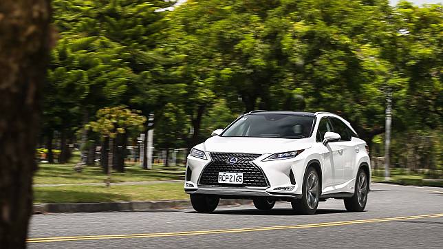 這車一定賣！Lexus 小改款 RX450h 就是要讓對手如坐針氈