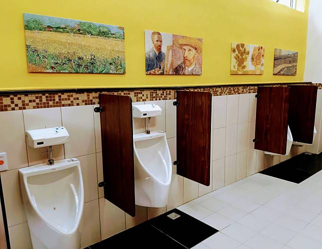 崇學國小廁所改造，家長會贊助廿多幅複製世界名畫。（記者羅玉如攝）