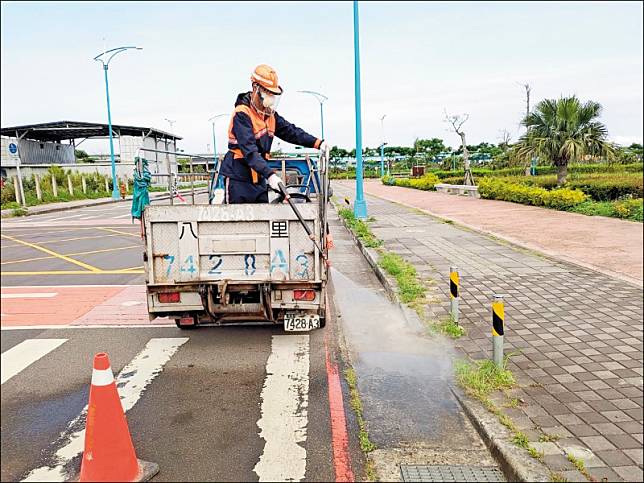 環保署與交通部及地方政府進行消毒工作，圖為台北港周邊清潔消毒實況。(環保署提供)