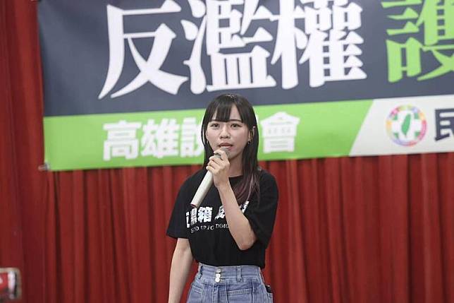 民進黨「反濫權護民主」全台宣講高雄場16日登場，在地立委黃捷上台發聲。(圖翻攝自黃捷臉書)