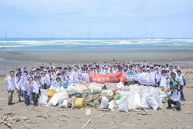 台灣高鐵員工十六日在後龍外埔漁港外海灘進行淨灘活動，並呼籲大家共同做環保愛地球。（台灣高鐵公司／提供）