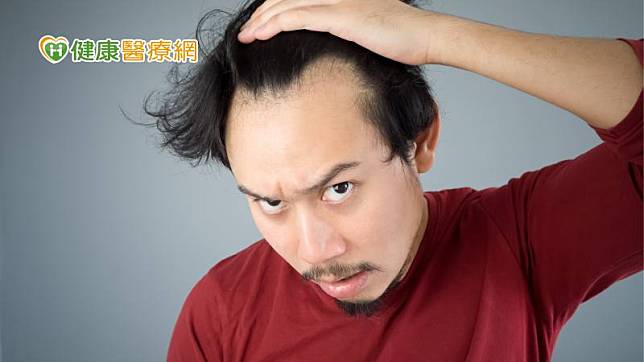 雄性禿患者頭皮毛囊中含有高濃度二氫睪固酮（DHT），會縮短頭髮毛囊生長期並使其逐漸萎縮。治療方式包括藥物治療、微針療法、注射皮質類固醇、植髮、頭皮減禿術等。