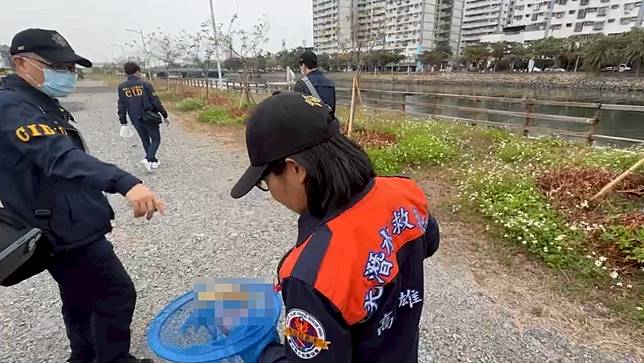 照片是2月8日專案小組結合民間團體在前鎮運河搜尋屍塊，找到乾燥人皮等10人體組織。資料照。讀者提供
