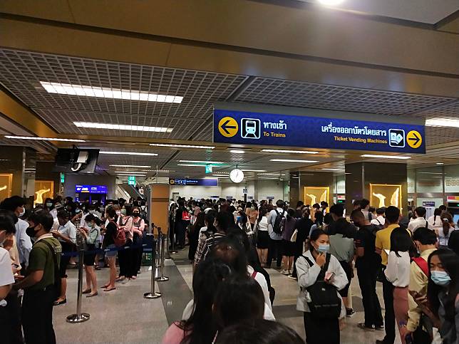 MRT อิสรภาพ แน่นมาก ! สอบ ก.พ. ที่ ม.ราชภัฏบ้านสมเด็จเจ้าพระยา เช้า-บ่าย จำนวน 11,248 คน