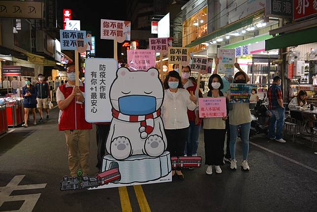 疫情影響生計　嘉義市長為文化路夜市攤商加油打氣