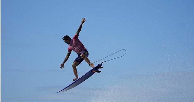 Le dieu brésilien du surf, Medina, a battu le record de l'histoire olympique en shortboard masculin et a atteint les quarts de finale. Les photos de lui 