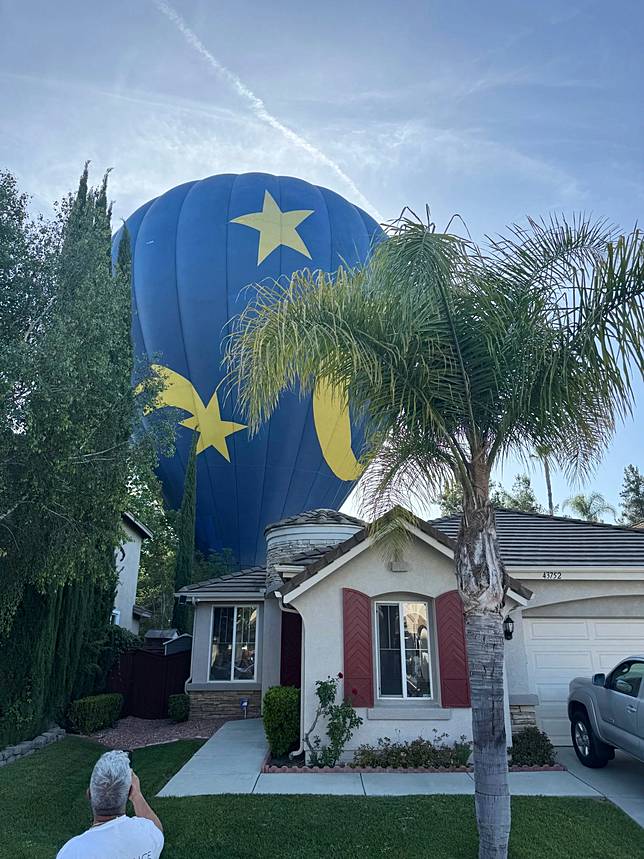 2026年4月18日星期六，一顆熱氣球降落在加州一戶民宅的後院。（美聯社）