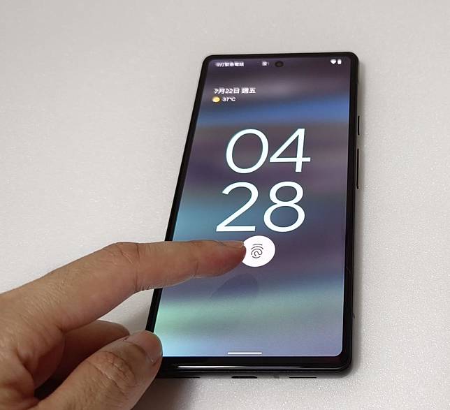 Google旗艦Pixel 6系列和中階6a，皆深陷螢幕指紋辨識陰霾。(圖／記者吳佩樺)