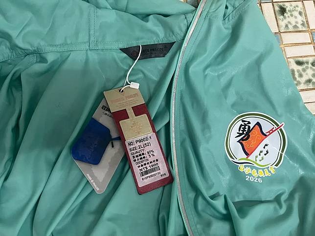 信徒繳交2800元報名費及車費後才發現拿到的衣服、臂章都是假的，這名遊覽車司機根本未獲拱天宮授權。翻攝Threads/thomasliao0516