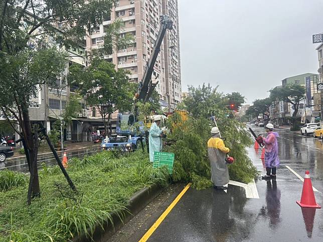 山陀兒颱風過境南市傳出零星災情，市府工務局排除恢復市容。（市府提供）