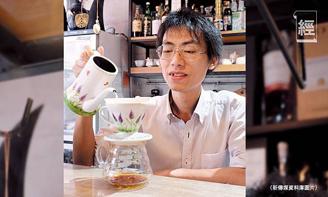 「飛龍咖啡」老闆陳飛龍以手沖咖啡為主，賣的卻不是自家烘焙的豆子，反而是世界各地咖啡店的出品。