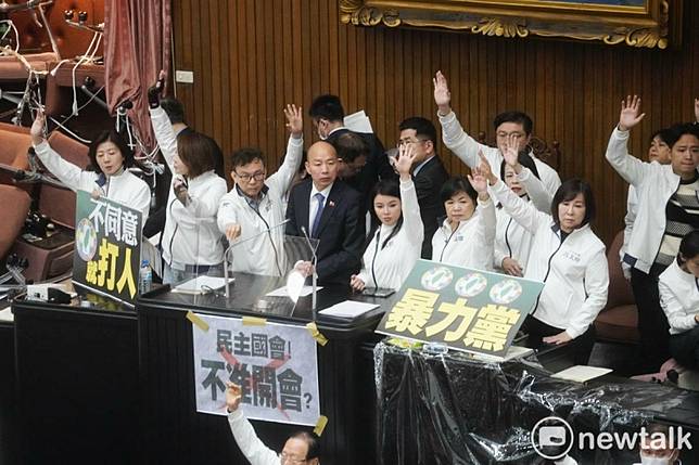 立法院院會昨（20）日上午經過朝野激烈衝突後，表決選罷法修正案等三大爭議法案，國民黨和民眾黨以人數優勢舉手表決通過選罷法修正案。 圖：張良一/攝