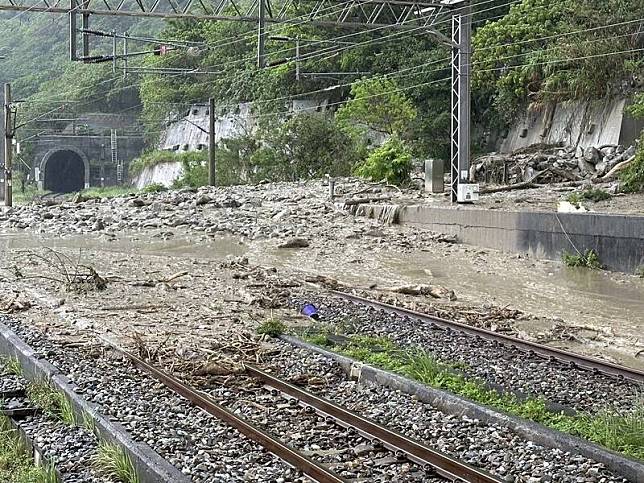 台鐵指出，因下大雨影響，和仁=崇德間東線、西線遭土石淹沒，列車暫時無法通行。(圖由民眾提供)