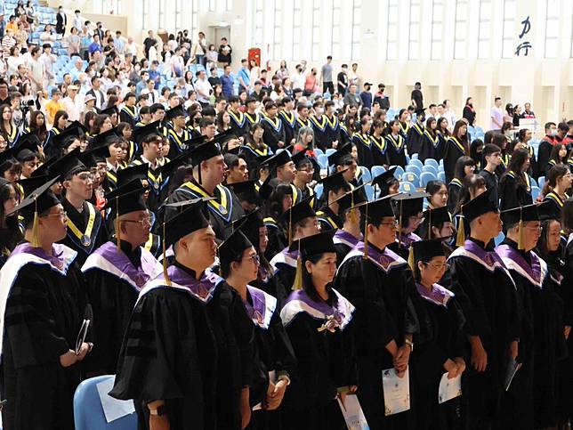 東海大學畢業典禮，校友交通部長陳世凱應邀回母校，期許學弟妹珍惜東海的養分。（圖：東海大學提供）