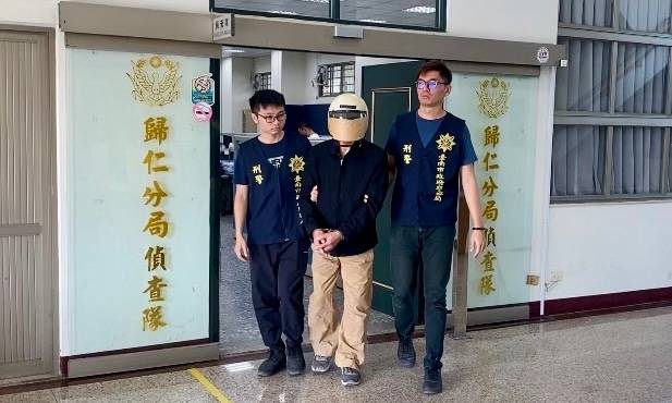 台南警方破獲殺人案逮捕嫌犯到案。（圖／翻攝畫面）