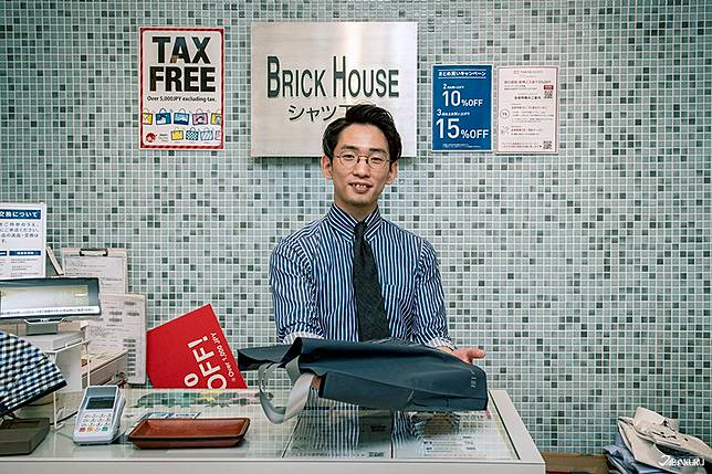 
<p>對於穿著品味有些講究的你，是否正尋尋覓覓著命中注定的那一件襯衫呢？它也許就在BRICK HOUSE裡面等著你的發現。而若你正打算要為男性長輩或友人們準備伴手禮，在這裡選一件舒適特別的襯衫或一條別緻的領帶，送出的不僅是一份心意，也是一種品味。當然，若是想要為女性友人找襯衫，BRICK HOUSE一樣能滿足你的需求。而當你不知道該從何選購，或需要一些意見時，也請別害羞地請教店內人員吧。</p><p>
</p><p>
</p><p>
<b>BRICK HOUSE 襯衫工房（新宿三丁目）</b></p><p>
地址：東京都新宿區新宿3-14-23 MAYA Building（マヤビル）1Ｆ</p><p>
營業時間：11:00～21:00</p><p>
大眾交通：東京Metro 「新宿三丁目」 步行5分鐘</p><p>
<a href=