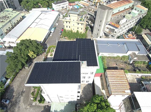 4月30日前「新北市政府111年度推動設置太陽光電發電系統實施計畫」，每瓩補助5000元至1萬5000元，每案最高補助金額達50萬元。   圖：新北市經發局提供