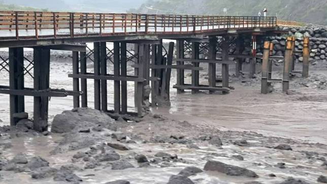 明霸克露橋便道遭沖毀，桃源區宣布3個里今天停班停課。資料照，公路總局甲仙工務段提供