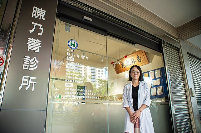 陳乃菁醫師開了自己的診所，打造她心目中的「失智照護理想國」，不只開藥診斷，也給予失智家庭照護上的建議與支持。攝影／蔡宗儒 