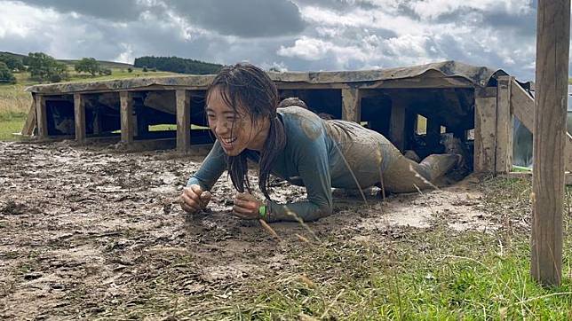 梁舒涵在英國挑戰斯巴達障礙跑競賽，搞得全身都是泥巴。寬寬整合行銷提供