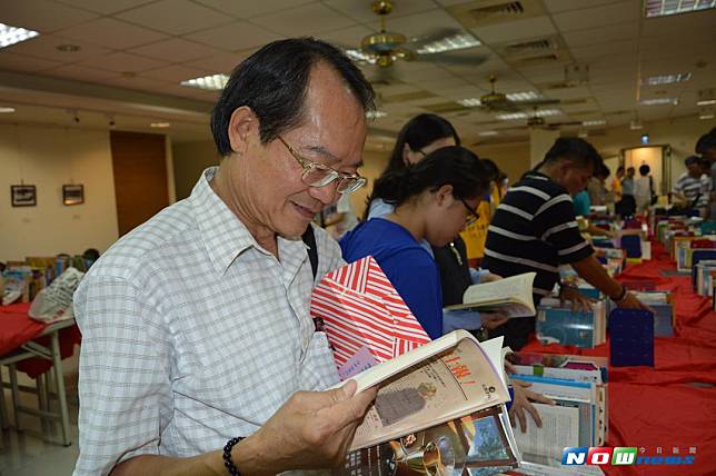 2017員林市「好書交換日」活動，媒體人吳東興捐出各類好書籍，成為今年捐書王。（圖／記者陳雅芳攝，2017.8.12）