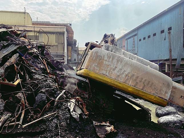 高雄市小港區海光煉鋼廠爐渣爆炸，造成越南籍怪手操作員當場死亡。（記者鐘敏綺翻攝）