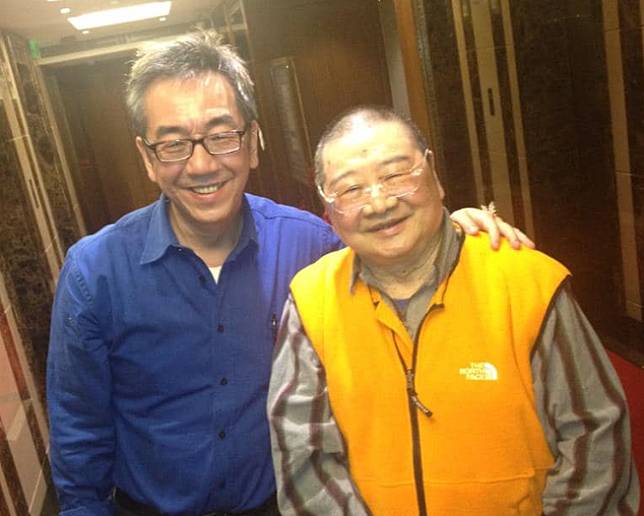 香港知名科幻小說作家倪匡(右)本月3日逝世，享壽87歲。左為陶傑。(圖翻攝自陶傑臉書)
