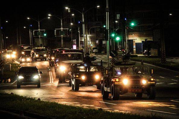 海軍陸戰隊出動戰車丶甲車及各型機動車輛，在左營港進行港防作戰暨反空丶機降作戰演練，大陣仗的機甲車隊重裝出動，氣勢相當驚人。(圖：取自中華民國海軍陸戰隊臉書專頁)