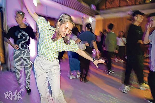 熱愛搖擺–「一代搖擺」的創辦人之一Claris（前）跳搖擺舞接近10年，喜歡舞動時的快樂與自由。（鄧宗弘攝）