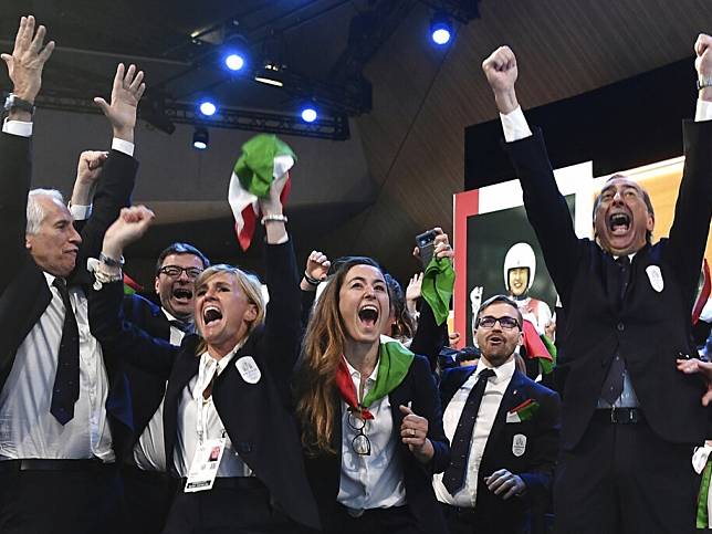 意大利代表團在公布結果後一片歡騰。（美聯社）