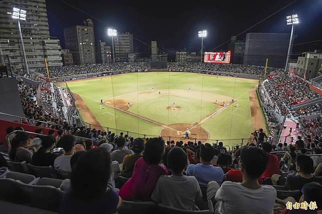 新竹棒球場重新啟用引發場地不佳爭議。(資料照，記者陳志曲攝)