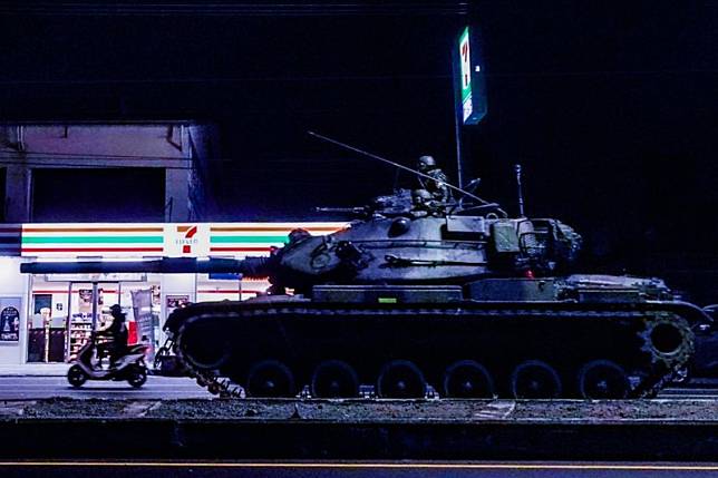 國軍第4季戰備周已落幕，圖為M60A3 TTS與7-11便利商店同框。（取自中華民國海軍臉書）