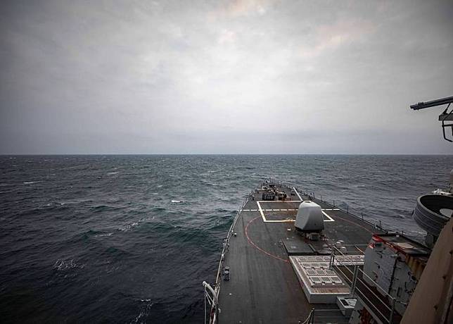 圖為美國第七艦隊神盾驅逐艦馬侃號過往通過台灣海峽畫面。(翻攝自美軍第七艦隊臉書)