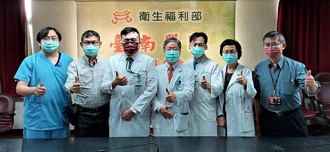 醫師李宗樺（左3）說，使用腹腔鏡手術處理急性腹症，傷口小、恢復快，已成為主流。（記者葉進耀攝）