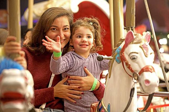 People enjoy themselves in celebration of the upcoming Christmas in Beirut, Lebanon, on Dec. 21, 2024. (Xinhua/Bilal Jawich)