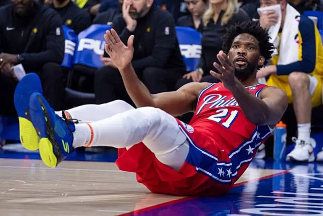 費城76人當家中鋒Joel Embiid，上週六對上溜馬的比賽，被對手擊中臉部，賽後76人宣布Embiid鼻竇骨折，今（16）日76人隨隊記者Keith Pompey透露，Embiid將缺席明日76人對上黃蜂的比賽。