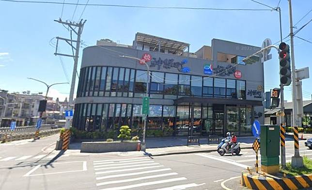 岡山區「極鮮火鍋」岡山店，近期地主釋出開價4.28億元，為區段超高價店面。翻攝google map