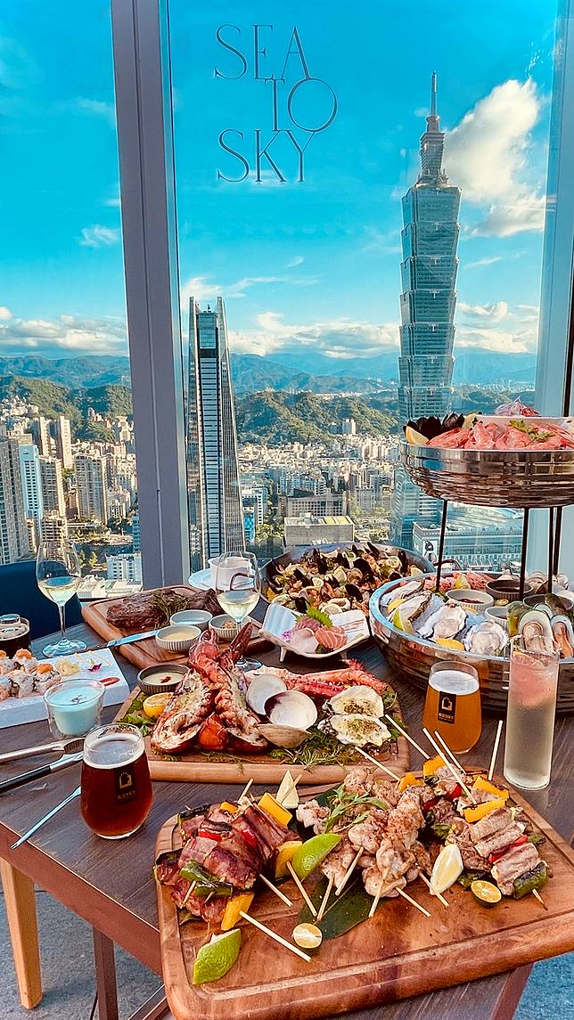 SEA TO SKY（Seafood & Bar）戶外用餐區緊鄰台北101夜景及微風南山，室內則可完整欣賞大直地區及松山機場燦爛景色。(圖片提供/ SEA TO SKY)