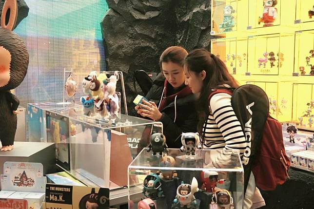 Consumers select blind boxes at a Pop Mart store in Xidan Joy City, a shopping mall in Beijing, capital of China, Dec. 28, 2024. (Xinhua/Shi Yifei)