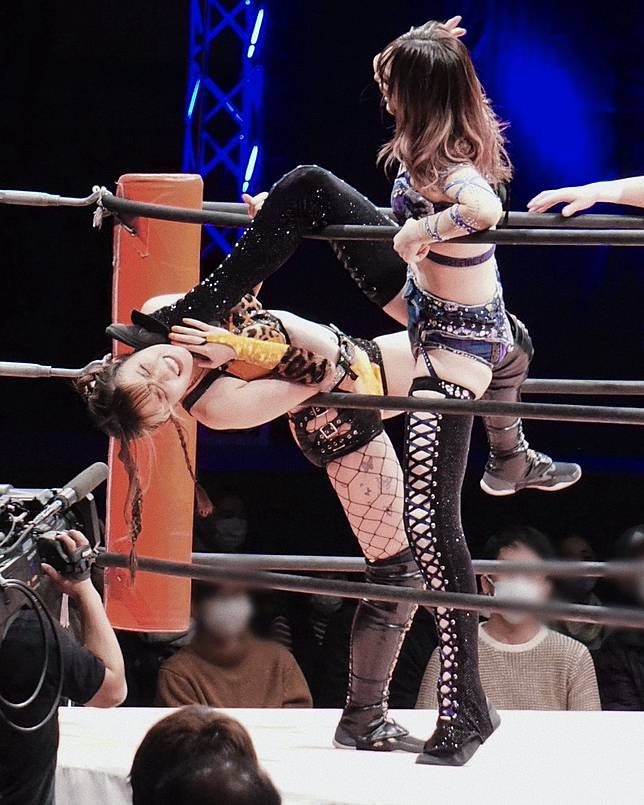 上福雪摔角畫面！圖片來源：<a href=