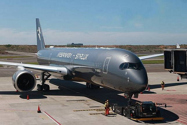 星宇航空與殿堂級日本藝術家空山基攜手合作的「STARLUX AIRSORAYAMA」計畫B-58553銀色飛機昨舉行發表會。原本預計7月11日首航東京成田，也延期至12日。記者黃仲明／攝影