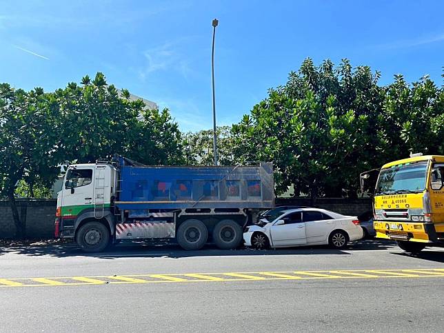 自小客車撞及路邊臨停大貨車，車頭整個卡入大貨車後車斗下方，駕駛送醫仍告不治。（記者鄭錦晴翻攝）