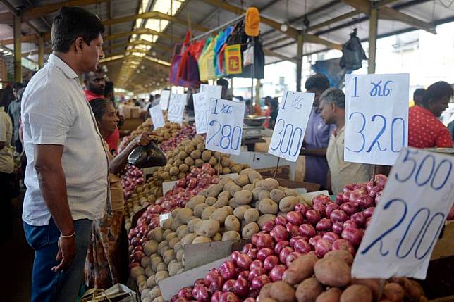 People are seen at the Pettah Market in Colombo, Sri Lanka, on Dec. 11, 2024. (Gayan Sameera/Xinhua)