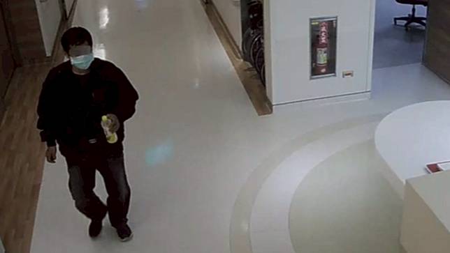 張書源案發前拿寶特瓶進病房，後來陳女就出事了。資料照。刑事局提供