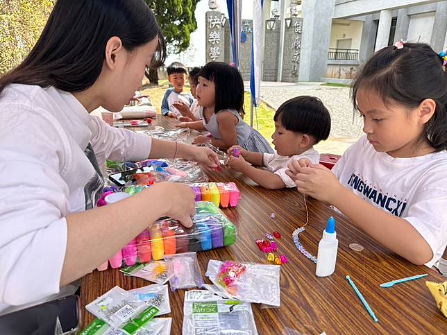 海大馬祖校區特別舉辦一場校慶愛心園遊會，構思各式豐富多彩的互動遊戲和活動，讓大人小孩玩得不亦樂乎。（國立台灣海洋大學提供）