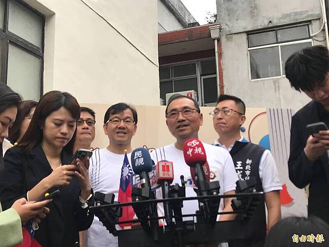 談馬英九拒絕出席國慶大典，新北市長侯友宜表示，避戰是領導人的責任。(記者陳奕劭攝)