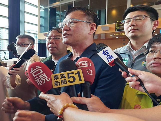 民進黨議員王任立質詢娃娃機亂象，服務處今天接獲恐嚇電話﹐市長盧秀燕說，不容許議員問政安全受威脅。（圖：寇世菁攝）　