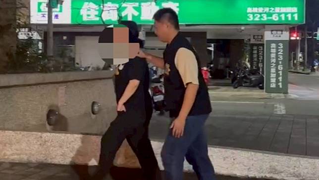 三民警一分局逮捕涉案的陳姓女子。讀者提供