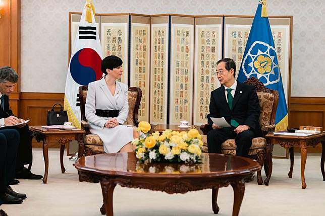捷克眾議院議長阿達莫娃（左二）正率團在韓國訪問，她23上午在推特po出與韓國國務總理韓惪洙的合照，雙方相談甚歡。 圖：翻攝自阿達莫娃推特